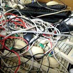 Kodudes kasutult seisvad vanad kaablid on oluline tooraine rohetehnoloogia jaoks 5 vanad kaablid kodus elektroonikaromu taaskasutus